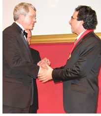 Steidl congratulates Santiago Calatrava, FAIA, after conferring on him the 2005 AIA Gold Medal.