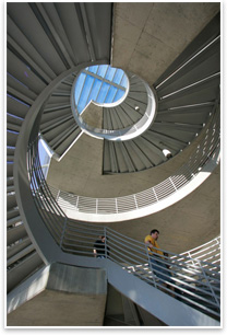 Packard Drive Parking Structure staircase, Arizona State University, 2004. This spiral staircase in a parking garage at Arizona State University mimics the motion of cars on ramps as it leads pedestrians through the space. Photo by Tom Story. Photo  Arizona State University.